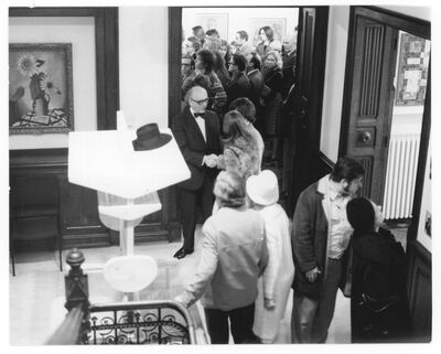 20 Jahre Kunstgemeinschaft die planke, Museum Mönchengladbach 1973, Ernst Weitz begrüßt eine Besucherin, Foto: Unbenannt, Archiv Museum Abteiberg