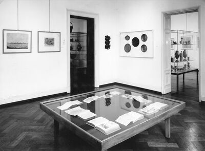 ALTE LANDKARTEN, ANSICHTEN UND METALLGESCHIRRE, Museum Mönchengladbach 1969, Raum VI, Foto: Ruth Kaiser, Archiv Museum Abteiberg