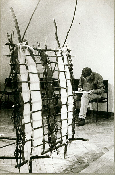 Anatol, Königsstuhl und Hausbau, Museum Mönchengladbach, 19.9.1969, Anatol, Foto: Albert Weber, Archiv Museum Abteiberg, © Stiftung Insel Hombroich, Neuss