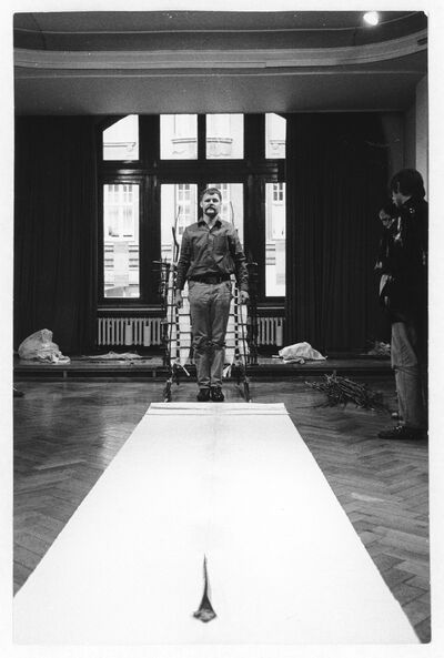 Anatol, Königsstuhl und Hausbau, Museum Mönchengladbach, 19.9.1969, Anatol, Foto: Albert Weber, Archiv Museum Abteiberg, © Stiftung Insel Hombroich, Neuss