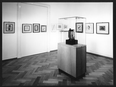 Auswahl aus den Beständen des Museums und der Sammlung Etzold, Museum Mönchengladbach 1975, Raum VI, Foto: Ruth Kaiser, Archiv Museum Abteiberg