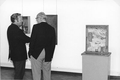 Auswahl aus der Sammlung Etzold, Museum Mönchengladbach 1970, Eröffnung, Besucher vor drei Werken von Joseph Beuys, Foto: Albert Weber, Archiv Museum Abteiberg