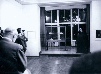BELEG, Museum Mönchengladbach 1968, Gartensaal (Raum II), Ausstellungseröffnung durch Johannes Cladders, Foto: Manfred Tischer, Archiv Museum Abteiberg