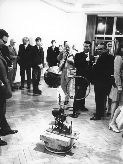 BELEG, Museum Mönchengladbach 1968, Gartensaal (Raum II), Jean Tinguely, Hommage à Duchamp (1969), Foto: Manfred Tischer, Archiv Museum Abteiberg, © VG Bild-Kunst, Bonn 2024