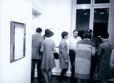 BELEG, Museum Mönchengladbach 1968, 1. OG, l.: Joseph Beuys, Fettwinkel (1962). Mitte: Eva Beuys, Joseph Beuys, Foto: Manfred Tischer, Archiv Museum Abteiberg, © Joseph Beuys Estate, © VG Bild-Kunst, Bonn 2024