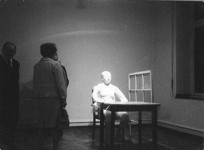BELEG, Museum Mönchengladbach 1968, George Segal, Man seated at table (1960), Foto: Manfred Tischer, Archiv Museum Abteiberg, © VG-Bild-Kunst, Bonn 2024