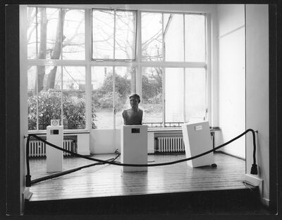 BRACO DIMITRIJEVIĆ, Museum Mönchengladbach 1975, Gartensaal, Erker (II): "This could be a masterpiece", Foto: Ruth Kaiser, Archiv Museum Abteiberg, © Braco Dimitrijević
