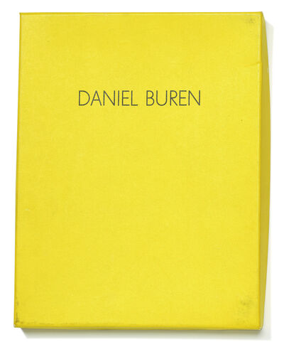 DANIEL BUREN. Senkrechte farbige und weisse Streifen – gleichzeitig zu sehen in […] Eine Manifestation von Daniel Buren