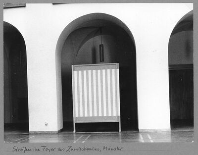 DANIEL BUREN. Senkrechte farbige und weisse Streifen, 1971, Foyer Landeshaus Münster, Photo-souvenir: Archiv Museum Abteiberg, © Daniel Buren, © VG Bild-Kunst, Bonn 2024