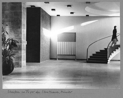 DANIEL BUREN. Senkrechte farbige und weisse Streifen, 1971, Foyer Stadthaus Münster, Photo-souvenir: Archiv Museum Abteiberg, © Daniel Buren, © VG Bild-Kunst, Bonn 2024