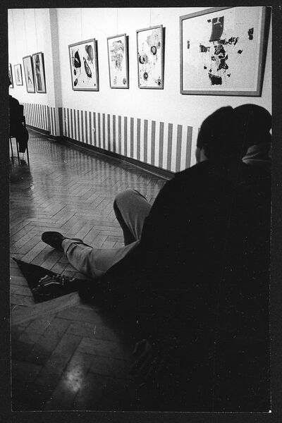 DANIEL BUREN. Senkrechte farbige und weisse Streifen, Museum Mönchengladbach 1971, Photo-souvenir: Albert Weber, Archiv Museum Abteiberg, © Daniel Buren, © VG Bild-Kunst, Bonn 2024