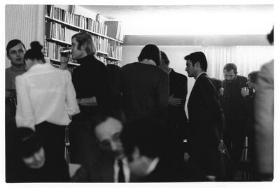 DANIEL BUREN. Senkrechte farbige und weisse Streifen, Aftershow-Party im Hause Diekamp, Mönchengladbach 1971, Foto: Albert Weber, Archiv Museum Abteiberg