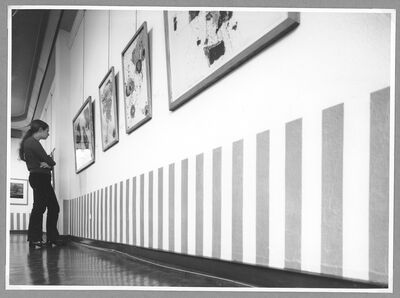 DANIEL BUREN. Senkrechte farbige und weisse Streifen, Museum Mönchengladbach 1971, Gartensaal (II), Photo-souvenir: Ruth Kaiser, Archiv Museum Abteiberg, © Daniel Buren, © VG Bild-Kunst, Bonn 2024