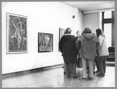 Expressionisten, Museum Mönchengladbach 1971, Gartensaal (II): v.l.n.r.: Ernst Ludwig Kirchner, Weiblicher Akt im Grünen (1914/15); Otto Mueller, Waldinneres (um 1923), Foto: Ruth Kaiser, Archiv Museum Abteiberg
