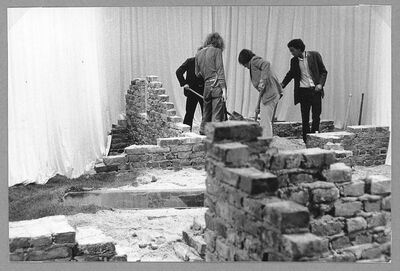 HANS HOLLEIN. Alles ist Architektur, Museum Mönchengladbach 1970, Gartensaal (II): Grabungsfeld, Foto: Albert Weber, Archiv Museum Abteiberg