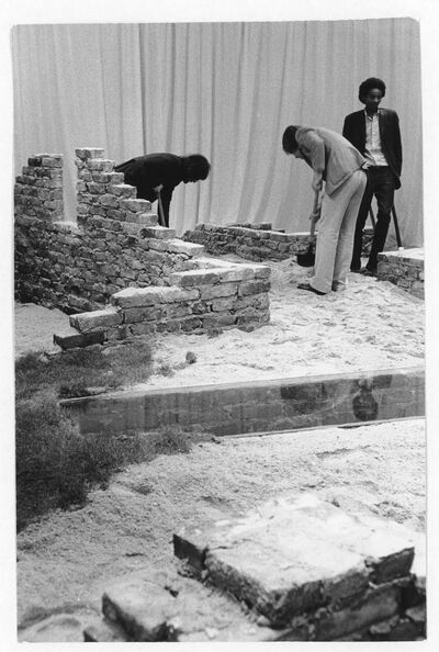 HANS HOLLEIN. Alles ist Architektur, Museum Mönchengladbach 1970, Gartensaal (II): Grabungsfeld, Foto: Albert Weber, Archiv Museum Abteiberg