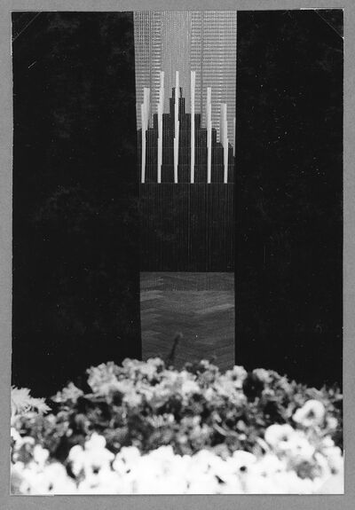 HANS HOLLEIN. Alles ist Architektur, Museum Mönchengladbach 1970, Sarg mit Blumen (VII) und Stufenpyramide mit Kerzen (VIII), Foto: Albert Weber, Archiv Museum Abteiberg