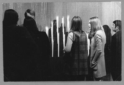 HANS HOLLEIN. Alles ist Architektur, Museum Mönchengladbach 1970, Raum VIII: Stufenpyramide mit Kerzen, Foto: Albert Weber, Archiv Museum Abteiberg