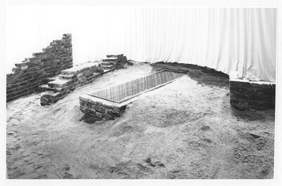 HANS HOLLEIN. Alles ist Architektur, Museum Mönchengladbach 1970, Gartensaal (II): Grabungsfeld mit "Grab eines Kriegers?", Foto: Ruth Kaiser, Archiv Museum Abteiberg