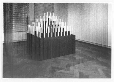 HANS HOLLEIN. Alles ist Architektur, Museum Mönchengladbach 1970, Raum VIII: Stufenpyramide mit Kerzen, Foto: Ruth Kaiser, Archiv Museum Abteiberg