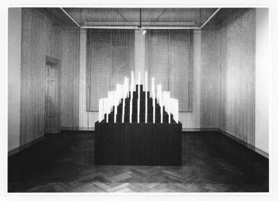 HANS HOLLEIN. Alles ist Architektur, Museum Mönchengladbach 1970, Raum VIII: Stufenpyramide mit Kerzen, Foto: Ruth Kaiser, Archiv Museum Abteiberg