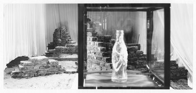 HANS HOLLEIN. Alles ist Architektur, Museum Mönchengladbach 1970, Raum III: "Versuch einer Rekonstruktion" (Coca-Cola-Flasche) in Vitrine, Foto: Ruth Kaiser, Archiv Museum Abteiberg