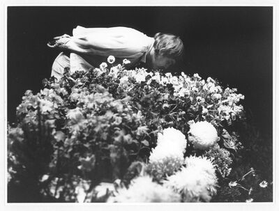 HANS HOLLEIN. Alles ist Architektur, Museum Mönchengladbach 1970, Raum VII: Sarg mit Blumen, Foto: Ruth Kaiser, Archiv Museum Abteiberg