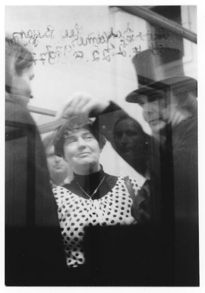 JAMES LEE BYARS, Eröffnung, Museum Mönchengladbach 1977, Mitte: Wilhelma Cladders, rechts: James Lee Byars, Foto: Eckhard Goldberg, Archiv Museum Abteiberg