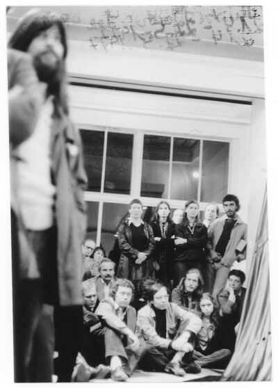 JAMES LEE BYARS, Eröffnung, Museum Mönchengladbach 1977, vorne sitzend: Bernd Lohaus und Konrad Fischer, Foto: Eckhard Goldberg, Archiv Museum Abteiberg