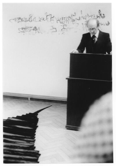 JAMES LEE BYARS, Johannes Cladders bei der Eröffnungsrede, Museum Mönchengladbach 1977, Foto: Eckhard Goldberg, Archiv Museum Abteiberg