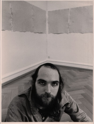 JOEL FISHER. Ein unwiderruflicher Schritt, Ausstellungsansicht, Museum Mönchengladbach 1975, Foto: M. Schmitz, Archiv Museum Abteiberg