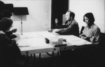 John Cage, Ausstellung und Konzert, Museum Mönchengladbach 1978, Gartensaal (II), 2.v.r.: Rainer Riehn, Foto: Archiv Museum Abteiberg