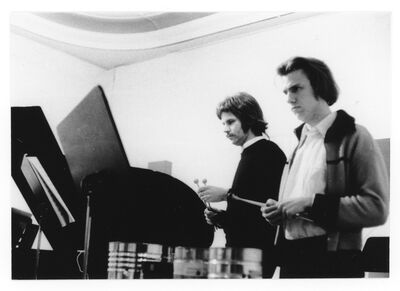John Cage, Ausstellung und Konzert, Museum Mönchengladbach 1978, Gartensaal (II), Foto: Eckard Goldberg, Archiv Museum Abteiberg