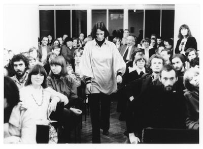 John Cage, Ausstellung und Konzert, Museum Mönchengladbach 1978, Gartensaal (II), Foto: Eckard Goldberg, Archiv Museum Abteiberg