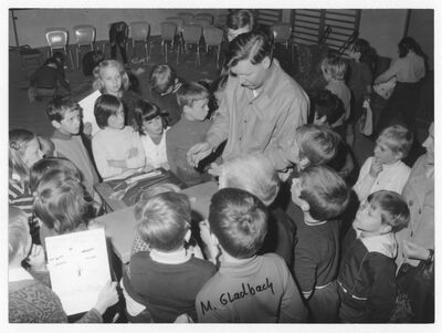 Kinder zeichneten mit [Anatol], Katholische Grundschule Untereicken, 3.7.1970, Foto: M. Reuter, Archiv Museum Abteiberg, © Stiftung Insel Hombroich, Neuss