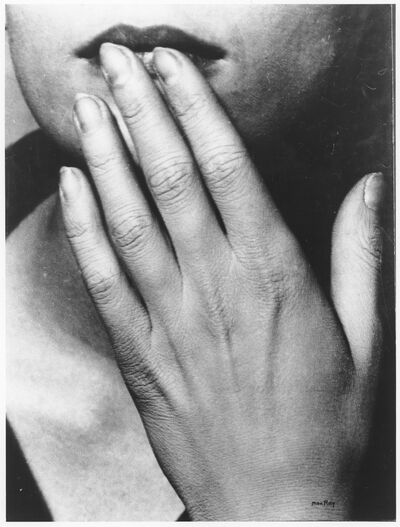 Man Ray, Hand auf den Lippen (1929/1959), Fotografie, Museum Abteiberg