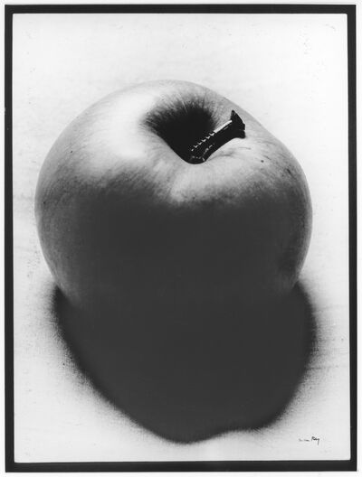 Man Ray, Apfel mit Holzschraube (1931/1959), Fotografie, Museum Abteiberg