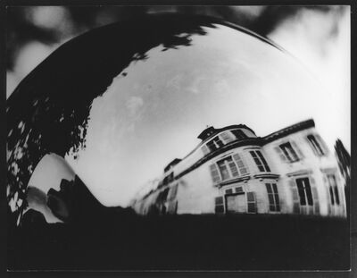 Man Ray, Verzerrte Spiegelung eines Hauses (1932/1959), Fotografie, Museum Abteiberg