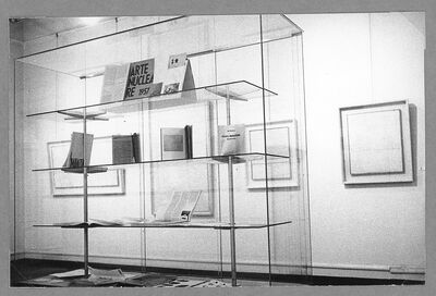 MANZONI, Museum Mönchengladbach 1969/70, Raum VIII, mit Dokumenten aus dem Archiv Sohm (Vitrine), Foto: Albert Weber, Archiv Museum Abteiberg, © VG Bild-Kunst, Bonn 2022