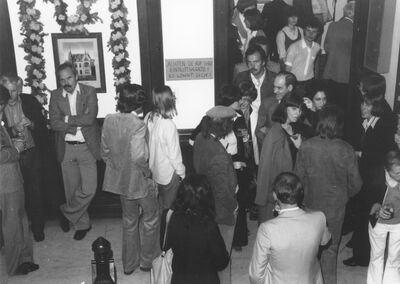 Museumsfest, Museum Mönchengladbach, 23.6.1978, links außen: der Bonner Galerist Erhard Klein, rechts außen: Reiner Ruthenbeck, Foto: Unbekannt, Archiv Museum Abteiberg