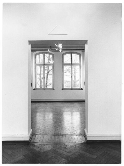 PALERMO Objekte, Museum Mönchengladbach 1973, Raum VII über der Tür zu Raum VIII: Weißes Dreieck, 1966, Foto: Timm Rautert, Archiv Museum Abteiberg, © VG Bild-Kunst, Bonn 2022