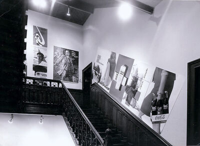 PLAKATE IM MUSEUM, Museum Mönchengladbach 1968, Treppenhaus, Foto: Ruth Kaiser, Archiv Museum Abteiberg
