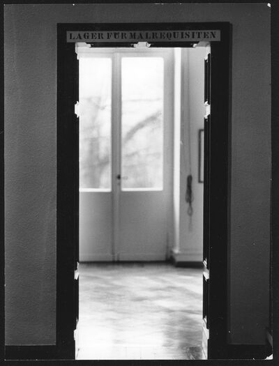 POSTKARTEN ZUM THEMA MALER, Museum Mönchengladbach 1974, Raum IX: Lager für Malrequisiten, Foto: J&J all for art, Archiv Museum Abteiberg