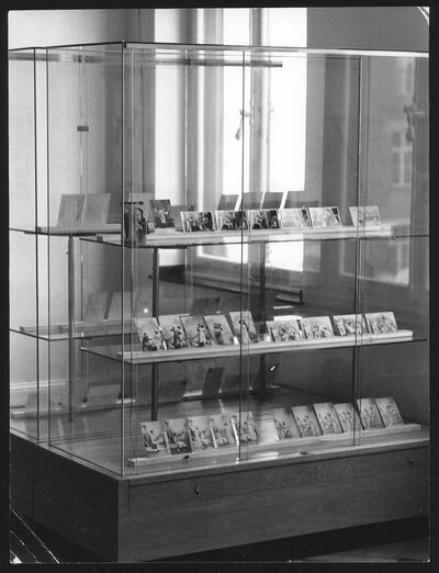 POSTKARTEN ZUM THEMA MALER, Museum Mönchengladbach 1974, Raum VI: Kuriositätenkabinett, Foto: J&J all for art, Archiv Museum Abteiberg