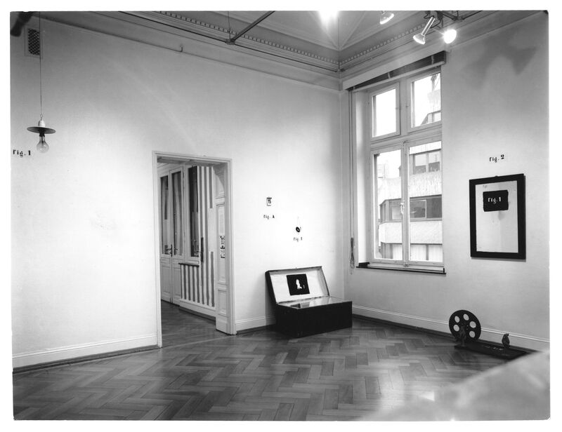 RÄUME (BELEG III), Museum Mönchengladbach 1976, Raum VI: Marcel Broodthaers, Théorie des figures, 1970/71, Foto: Ruth Kaiser, Archiv Museum Abteiberg, © VG Bild-Kunst, Bonn 2022