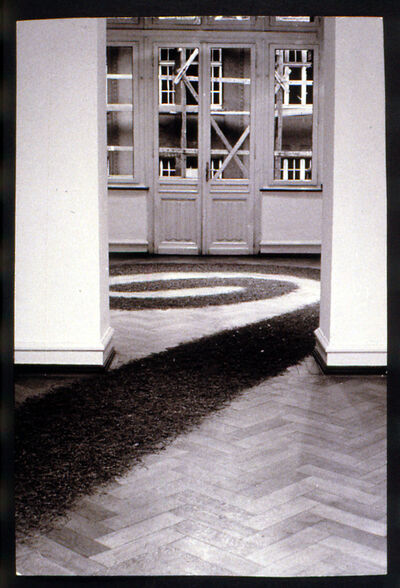 RICHARD LONG, Museum Mönchengladbach 1970, Raum VII/VIII: Sculpture (3), Foto: Archiv Museum Abteiberg, © VG Bild-Kunst, Bonn 2022