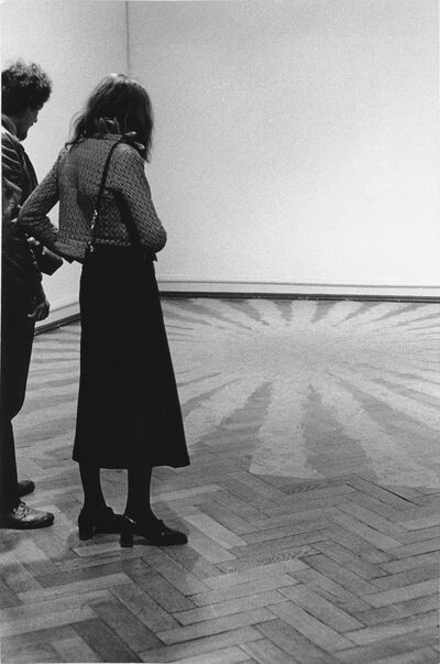 RICHARD LONG, Eröffnung der Ausstellung, Museum Mönchengladbach 1970, Raum IX: Sculpture (4), Foto: Albert Weber, Archiv Museum Abteiberg, © VG Bild-Kunst, Bonn 2022